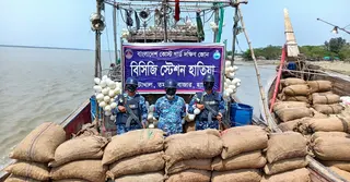 মিয়ানমারে পাচারকালে বিপুল পরিমাণ আলুসহ দু’টি ফিশিং বোট আটক